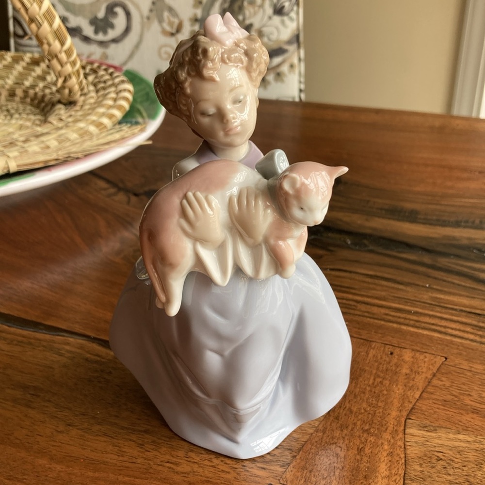 Lladro Girl with Cat - Picture 3 of 11